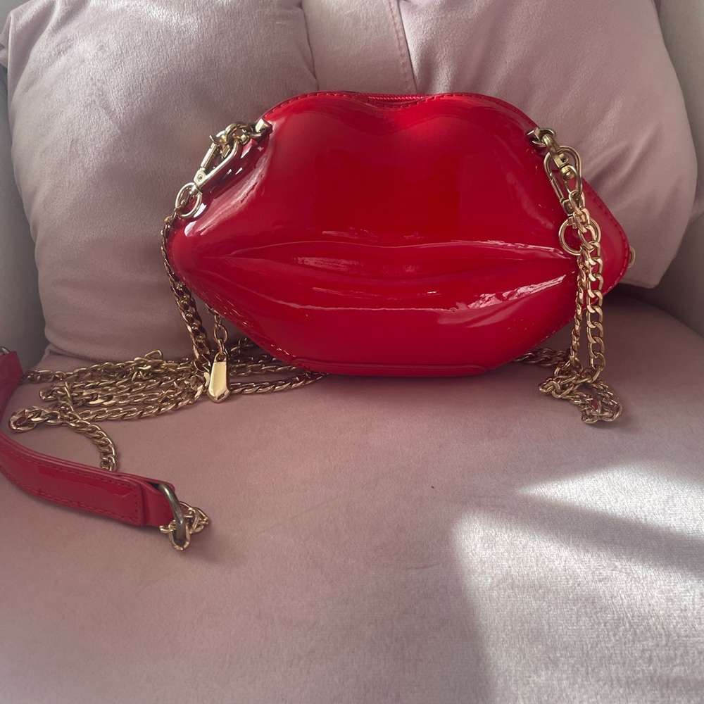 Glossy Red Lip-Shaped Clutch with Gold Chain Strap